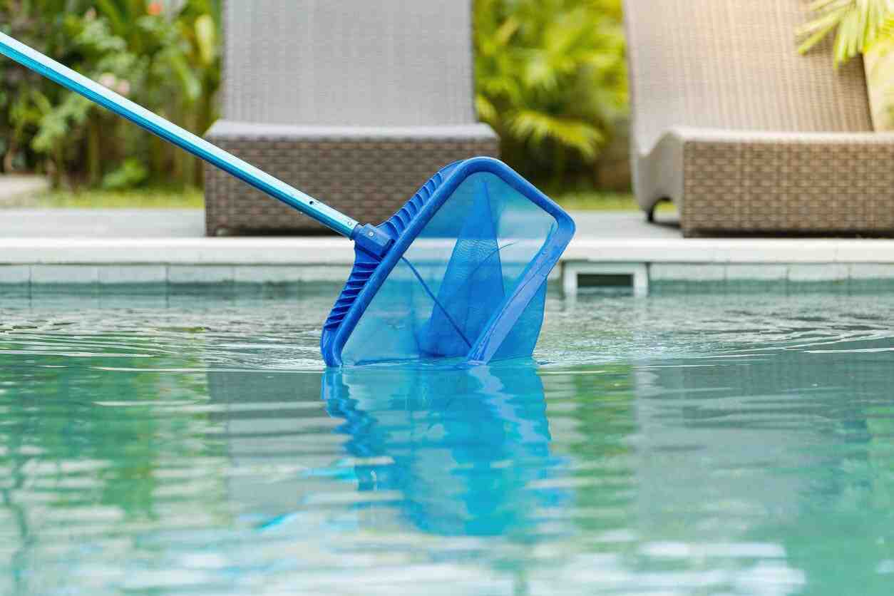 Comment garder l’eau de la piscine propre sans pompe ?